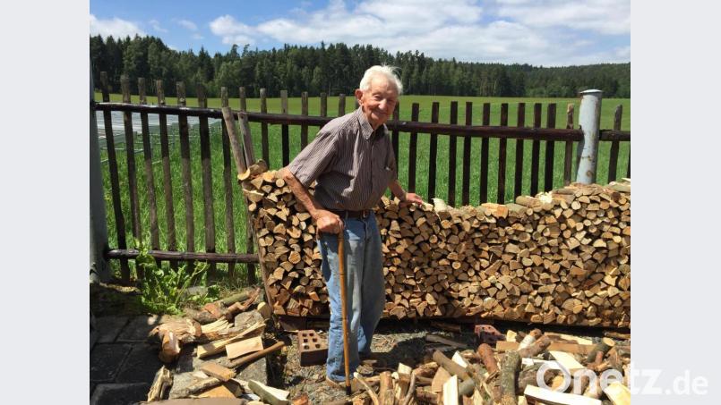 Alfred Kappauf aus Fuchsmühl hat das Coronavirus überlebt. Der 98-Jährige ist wieder genesen und wieder in seinem Zimmer im Senioren-Servicehaus. Das Bild zeigt ihn, als er vergangenes Jahr sein Haus mit seinem Enkel David Kappauf besuchte. Bild: David Kappauf/exb