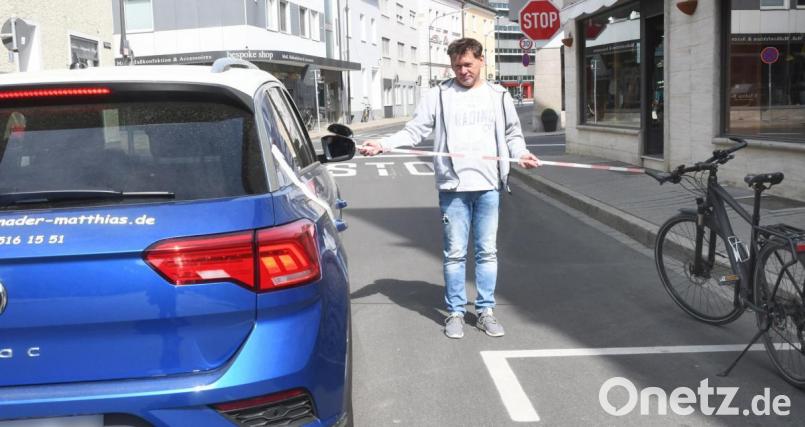 Fahrschullehrer Matthias Ponader zeigt’s mit dem Meterstab an: 1,5 Meter muss ab sofort der Abstand betragen, wenn ein Autofahrer einen Radler innerorts überholen will. Bild: Gabi Schönberger