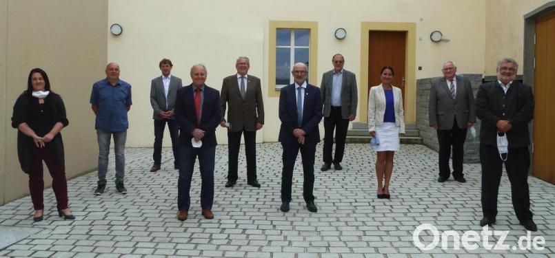 Bürgermeister Armin Schärtl (von rechts) verabschiedete bei der Sitzung in der Marienkirche neun Stadträte: Josef Fischer, Martina Grim, Horst Jäger, Johann Greiner, Karl Beer, Peter Haas, Helmut Kummert, Josef Hösl und Marion Schärtl. Bild: Portner