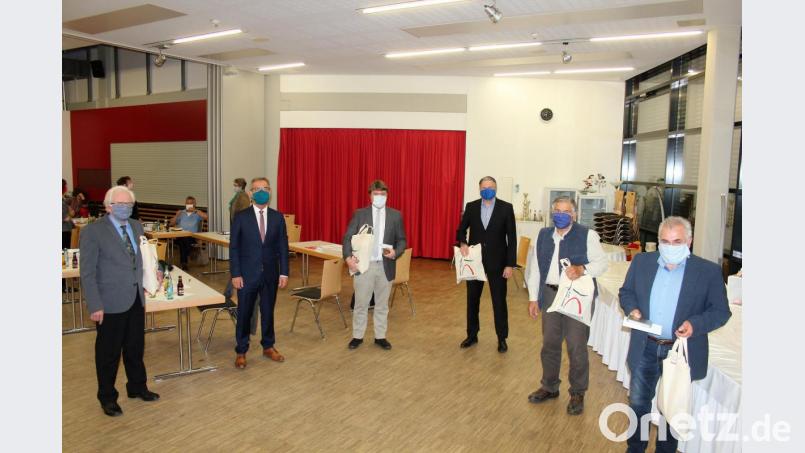 Bürgermeister Werner Nickl (Zweiter von links) verabschiedete die Stadträte (von rechts) Elmar Bayer, Michael Hautmann, Hans Prieschenk, Markus Lehner und Josef Krauß. Aus gesundheitlichen Gründen fehlte Willi Prieschenk. Bild: stg