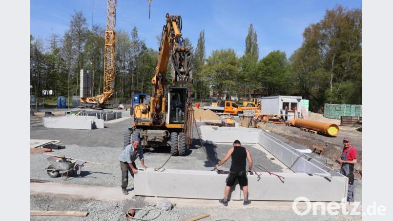 Bei der Sitzung des Ferienausschusses berichtete Bürgermeister Franz Stahl über den aktuellen Stand der Baumaßnahmen, darunter auch den Kindergarten-Neubau. Aktuell seien die Vorarbeiten für die Stahlbetonarbeiten (Bodenplatte und Brandwände) im Gange. Voraussichtlich im Juni erfolgt der Holzbau. Geplanter Fertigstellungstermin ist September 2020. Kosten rund 3,8 Millionen Euro, bei 2,2 Millionen Euro Förderung. Bild: exb