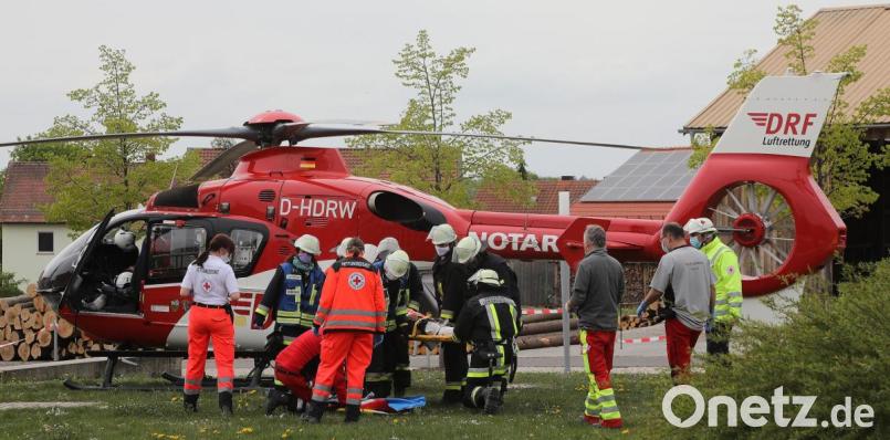Mit dem Rettungshubschrauber wird der 47-Jährige, dem die Baggerschaufel auf das Bein gefallen ist, ins Klinikum Süd nach Nürnberg geflogen. Bild: Wolfgang Steinbacher