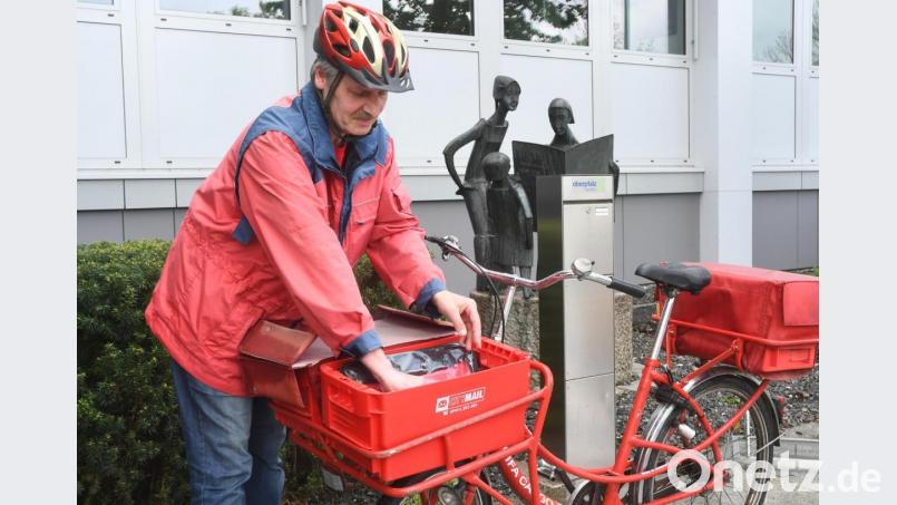 Bei Wind und Wetter unterwegs: Thomas Bruckner stellt Brief in Weiden zu. Bild: Gabi Schönberger