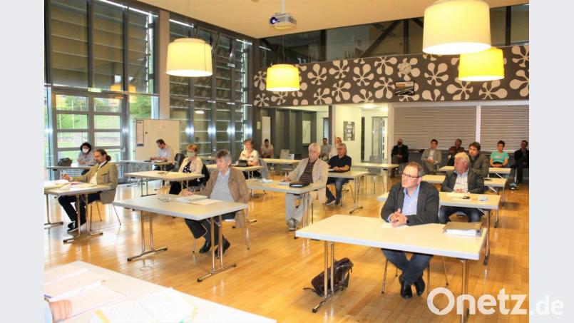 Form und Ort der letzten Sitzung des Stadtrats 2014 - 2020 standen unter dem Zeichen der Coronakrise. Die Mensa der Doktor-Eisenbarth-Schule ermöglichte die vorgeschriebenen Abstände der Ratsmitglieder und der Zuhörer im Hintergrund. Bild: lg