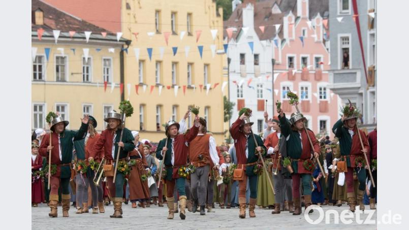 Teilnehmer in historischer Kleidung gehen während dem Umzug der Landshuter Hochzeit durch die Altstadt. Archivbild: Armin Weigel/dpa