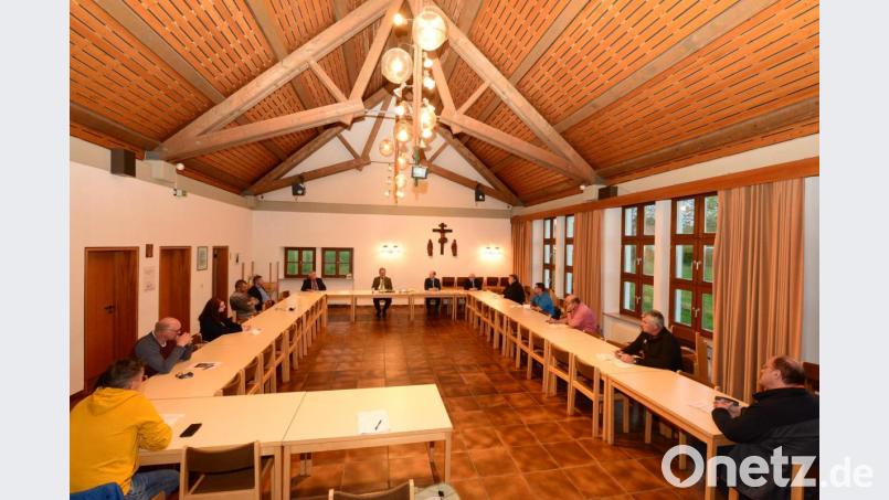 Die Corona-Krise und das vorgeschriebene Einhalten von Abstand zwang zur Verlegung der Gemeinderatssitzung in das Pfarrheim Neukirchen/St.Christoph. Bild: bey