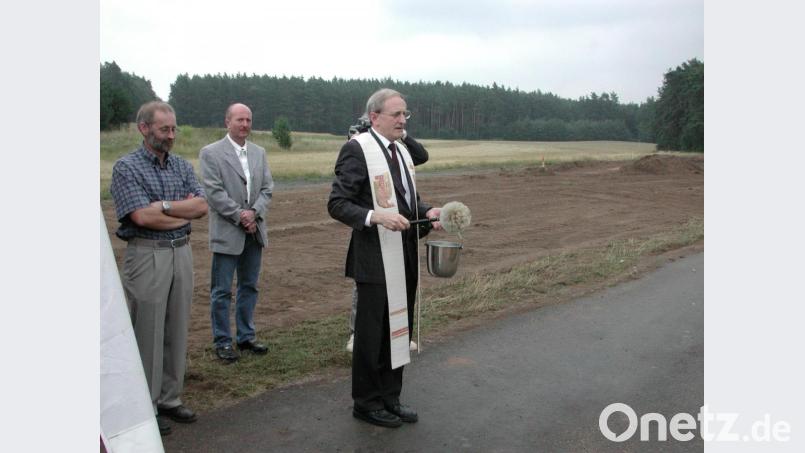 Als Stadtrat und SV-Vorsitzender war die Einweihung des Sportparks einer der Höhepunkte für Thomas Reiter (Zweiter von links). Repro: sne
