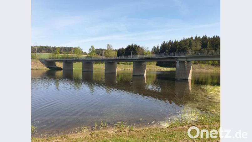 Ein Vorzeichenfehler bei der ersten statischen Berechnung hat nun zur Folge, dass die Teilerneuerung auf den bestehenden fünf Pfeilern nicht durchführbar ist. Auf lange Frist wird ein Ersatzneubau nötig sein. Bild: Marktgemeinde Plößberg