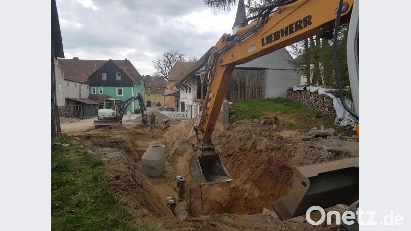Zwischen Baustelle und Marktplatz werden derzeit die Kanal- und Wasserleitungsrohre zur Erschließung des Wohnheimes verlegt. Bild: gi