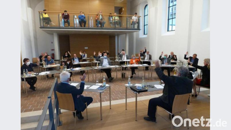 Mit Mundschutz und Abstand: Die letzte Stadtratssitzung der Legislaturperiode 2014 bis 2020 fand nicht im Nabburger Rathaus sondern in der Marienkirche statt. Drei Beschlüsse der Tagesordnung fielen einstimmig.. Bild: Portner