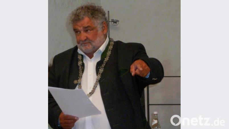 Bei seinen Schlussworten hatte Bürgermeister Armin Schärtl die CSU-Fraktion fest im Blick. Bild: Portner