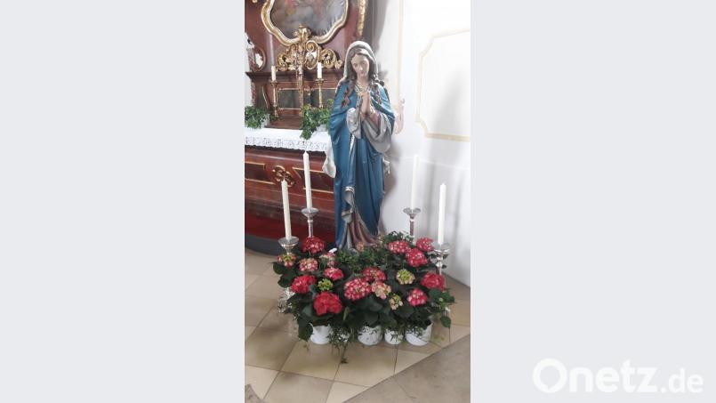 In der Kreuzbergkirche Pleystein erinnert ein Altar an den Zusammenhang zwischen der Gottesmutter Maria und dem „Wonnemonat“ Mai. Bild: tu