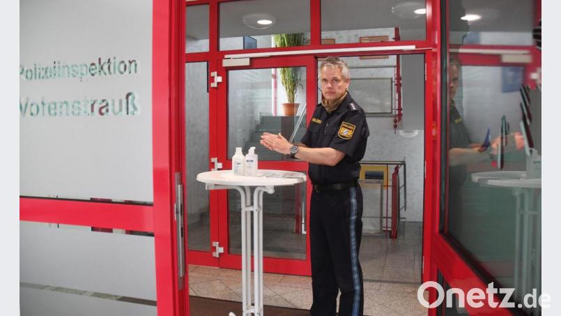 Schutzmaßnahmen am Eingang der Polizeiinspektion Vohenstauß: Stellvertretender Dienststellenleiter Thomas Meiler desinfiziert seine Hände wie auch alle anderen Polizeibeamten, wenn sie den Dienst beginnen oder von einem Einsatz zurückkommen. Bild: Gabi Schönberger