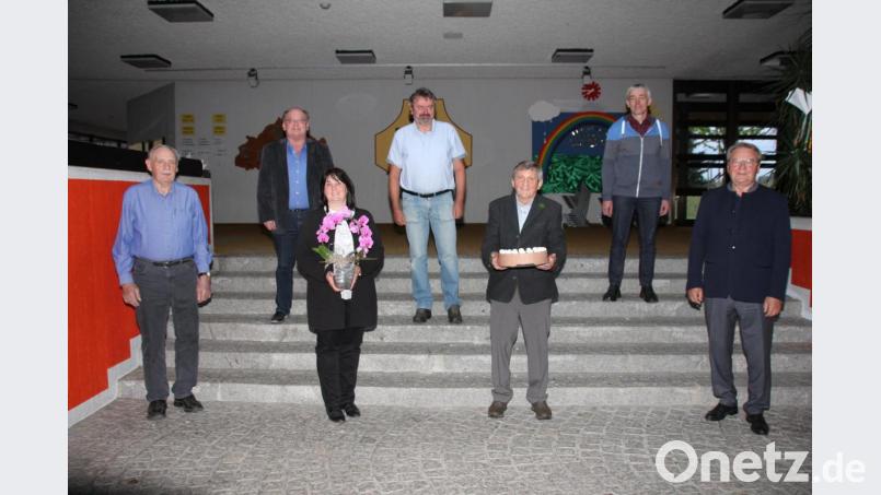 Bürgermeisterin Birgit Höcherl (vorne zweite von links) hat mit herzlichen Worten die scheidenden Stadträte (vordere Reihe von links) Josef Höcherl (48 Jahre Stadtrat), Michael Ebnet ( 45 Jahre), Josef Irlbacher ( 42 Jahre) und (In der hintere Reihe von links) Hans Schieber ( 24 Jahre), Peter Pfaffl (zwölf Jahre) und Andreas Kulzer (sechs Jahre) verabschiedet. Bild: frd