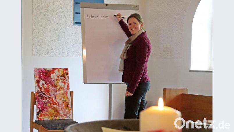 Pfarrerin Anne Utz bereitet für Sonntag einen etwas anderen Gottesdienst anlässlich der eigentlich geplanten Konfirmation vor. Bild: jma