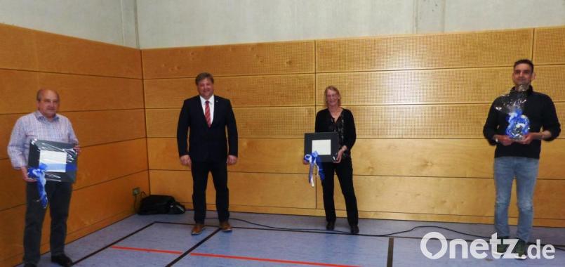Die ausgeschiedenen Markträte in Kast (von links) Waldemar Draxler (10 Jahre im Marktrat) Bürgermeister Stefan Braun, Ursi Schöberlein (6 Jahre) Cliff Rüdinger-Härlin (6 Jahre) im gebührenden Corona-Abstand mit ihren Präsenten. Bild: jp