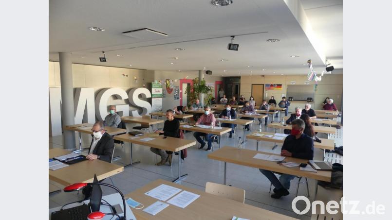 Einem Prüfungstermin glich die Sitzordnung des Stadtrats in der Markus-Gottwalt-Schule Bild: rn