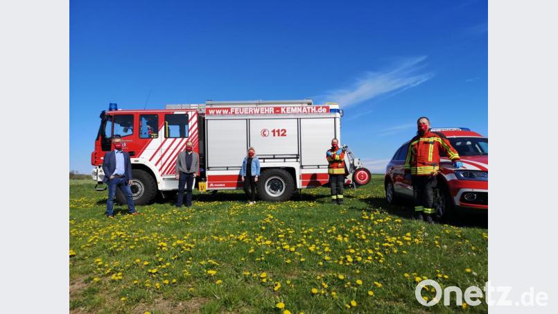 Die Feuerwehr Kemnath in Zeiten der Coronakrise. Mit ausreichend physischem Abstand informierte die Feuerwehrfürhung um die Kommandanten Peter Denz und Alfred Vogel (von rechts) sowie Feuerwehrvorsitznder Roman Schäffler (Zweiter von links) Bürgermeister Werner Nickl (links) über die Maßnahmen und den Stand innerhalb der Wehr bezüglich Corona. Tina Wolf (Mitte) hat die Behelfsmasken für die Aktive genäht und bedruckt. Bild: mde