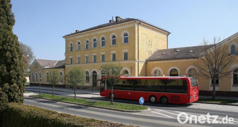 Das imposante Bahnhofsgebäude bleibt stehen. Doch im Inneren stehen umfangreiche Bauarbeiten an, die einen multifunktionalen Kulturbahnhof zum Ziel haben. Bild: wro