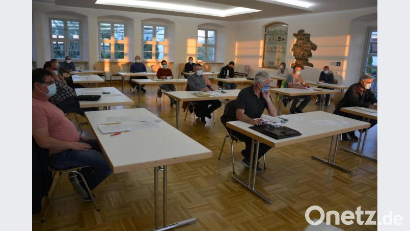 Vorbildlich und mit viel Sicherheitsabstand tagte am Montagabend der Gemeinderat von Leonberg, alle hatten sich zur Sicherheit und zum Schutz der Kollegen die Schutzmasken aufgesetzt. Der Haushalt 2020 fand die Zustimmung des Gremiums. Bild: jr