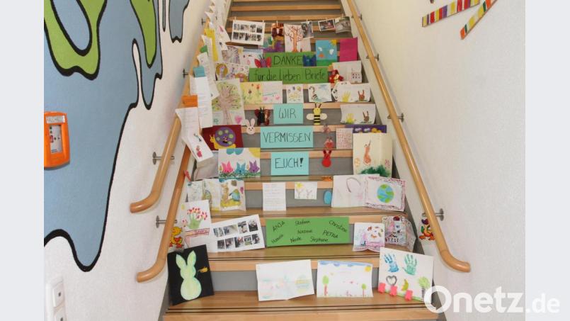 Noch zieren die von den Kindern geschickten Werke die Treppe. Bild: pi