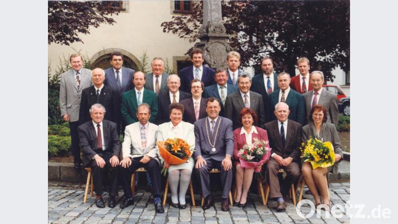 1996 zogen Anton Schopf (hinten, Mitte), Thomas Reiter (zweite Reihe, Zweiter von links), Petter Lippiotta (zweite Reihe, Vierter von links) und Udo Greim (vorne, Zweiter von links) gemeinsam in den Stadtrat ein. Repro: sne