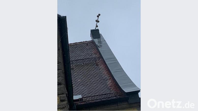 Das beschädigte Kirchenkreuz. Bild: le