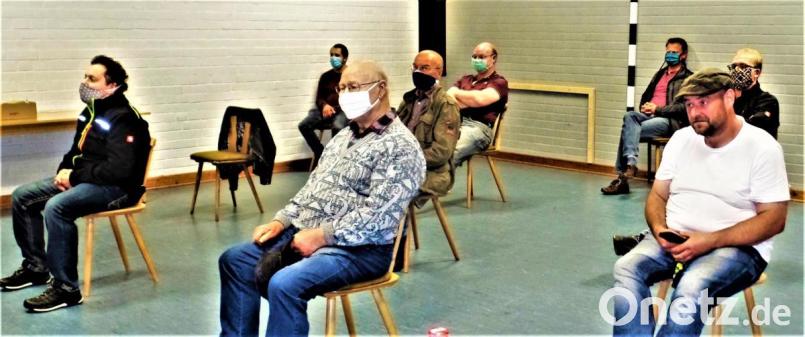 Fast wie Platzhalter sitzen die Zuhörer in der Turnhalle verstreut. Dank Mikrofoneinsatz war dies akustisch aber kein Problem. Fragt sich nur, ob dieser distanzierten Platzverteilung aus der letzten Marktratssitzung noch weitere in der Halle folgen müssen. Bild: jml