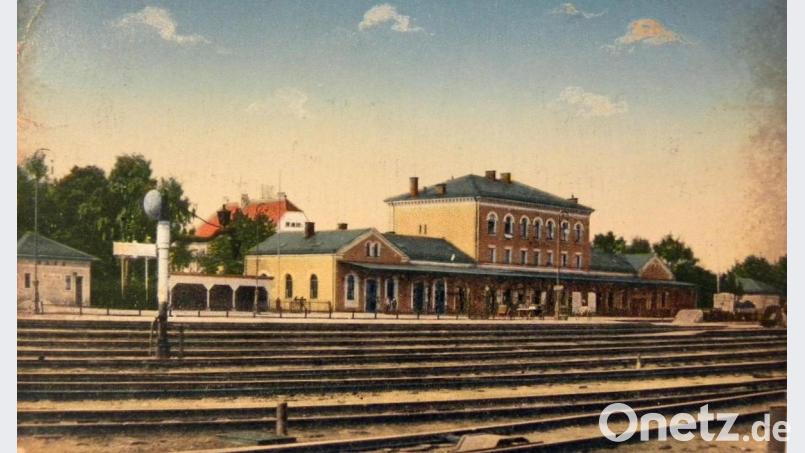 Das historische Bild ist etwa 120 Jahre alt. Man sieht, dass sich der Wiesauer Bahnhof seitdem kaum verändert hat. Erbaut wurde er laut Chronik im Jahr 1882. Repro: wro