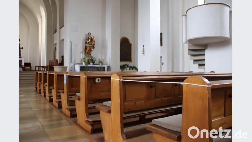 Damit die Gläubigen bei Gottesdiensten in der Marienkirche nicht zu eng sitzen, wurde jede zweite Bankreihe mit einer Schnur abgesperrt. Bild: Thomas Dobler