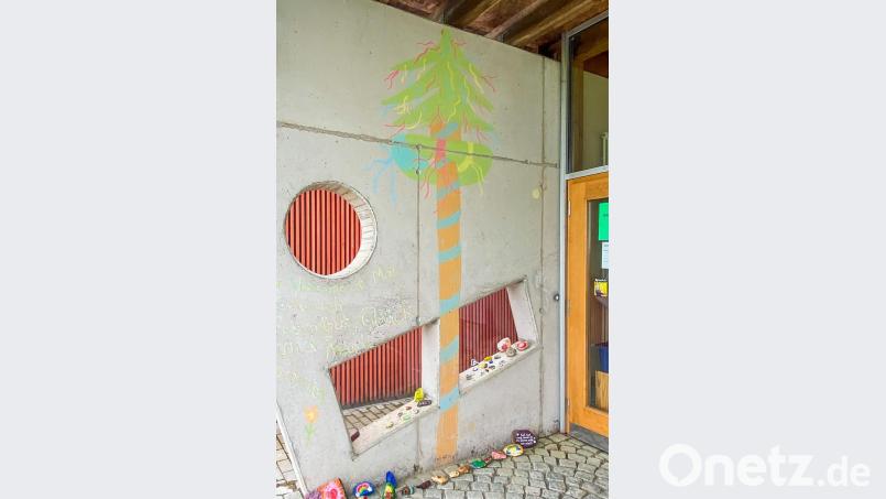 Am Eingang zu den Steinwaldwichteln in Premenreuth malten die Kinder mit ihren Erzieherinnen einen Maibaum an die Wand. Bild: nza