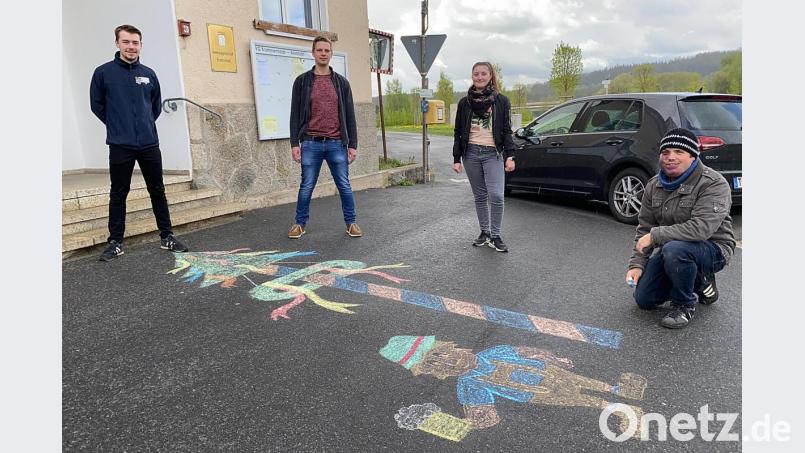 Das Krummennaaber Maibaumteam malte an verschiedenen Orten im Dorf mehrere Maibäume auf den Boden. Bild: nza