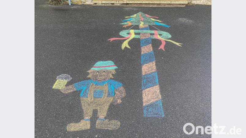 Maibaum vorm Krummennaaber Rathaus. Bild: nza