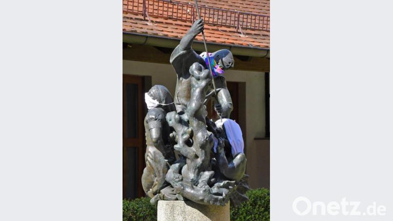 Mit Masken verhüllt sind die Skulpturen des Georgsbrunnens im Atrium des Neunburger Pfarrheims. Bild: Agnes Jonas/exb