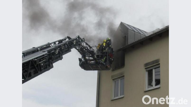 Auch von der Drehleiter aus gingen die Einsatzkräfte der Feuerwehr gegen den Brand vor. Bild: Göth