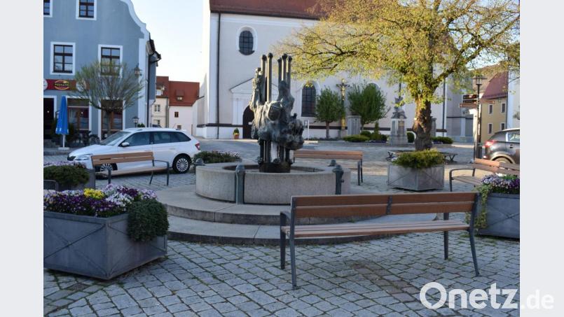 Auf Anregung des VdK-Ortsverbandes wurden am Marktplatz fünf barrierefreie Sitzbänke aufgestellt. Bild: bnr