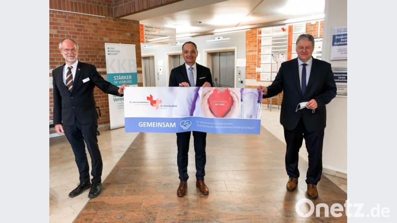 An der Spitze der Kliniken des Landkreises Amberg-Sulzbach folgt auf Klaus Emmerich als Vorstand Roland Ganzmann, was für Landrat Richard Reisinger (von links) die angestrebte Lösung darstellt. Bild: St.-Anna-Krankenhaus/exb
