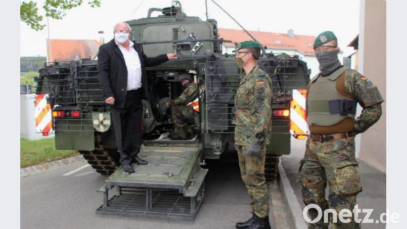 &quot;Aufsitzen&quot; lautete das Kommando an Bürgermeister Heinz Weigl (links), als ihn die Soldaten des Panzergrenadierbataillons 122 mit auf Fahrt im Schützenpanzer &quot;Puma&quot; nahmen. Hauptmann Patrick Lay und Oberstleutnant Andreas Bleek (von rechts) hatten den scheidenden Rathaus-Chef damit überrascht. Bild: frd