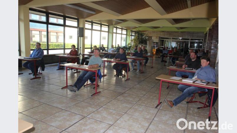 Die letzte Sitzung des "alten" Gemeinderatsgremiums: Wegen der Hygienebestimmungen wurde auf die geräumige Aula der Mittelschule ausgewichen. Bild: ral