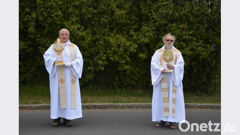 Pfarrseelsorger Pater Benedikt Leitmayr (rechts) und Pater Irenäus Goor bei ihrem Rundgang am 1. Mai durch die Straßen der Pfarrgemeinde Konnersreuth. Segnend mit der Monstranz zogen sie zu den Gläubigen und brachten ihnen den Segen Gottes. Hier sind sie gerade auf dem Weg ins Wohngebiet „Gesteiner“. Bild: jr