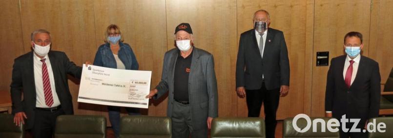 60 000 Euro stellt der Freistaat Bayern der Stadt Weiden zur Verfügung gestellt. Die Summe nimmt Tafel-Vorsitzender Josef Gebhardt (Mitte) am Donnerstag von OB Kurt Seggewiß und Kämmerin Cornelia Taubmann (von links) entgegen. Mit dabei auch die Bürgermeister Jens Meyer und Lothar Höher (von rechts). Bild: Dobmeier