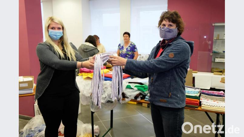 Viele fleißige Helfer sorgen dafür, dass die Amberger Altenheime, Pflegestationen sowie Senioren mit Alltagsmasken versorgt werden können. Jetzt sind sie nochmals zu einem Schlussspurt aufgerufen, denn Mitte Mai endet die Aktion. Bild: Susanne Schwab, Stadt Amberg/exb