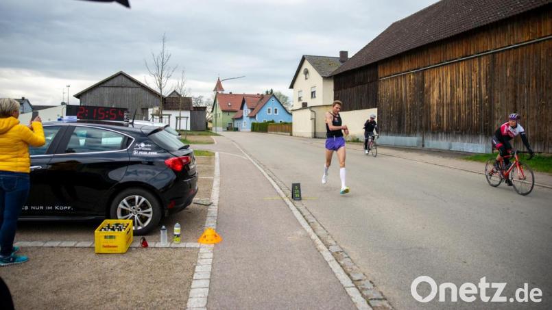 Der Zieleinlauf für Erik Hille: Nach 2:15:54 Stunden hatte der Nabburger die Marathondistanz rund um Wölsendorf absolviert. Bild: exb/Sigi Langmann
