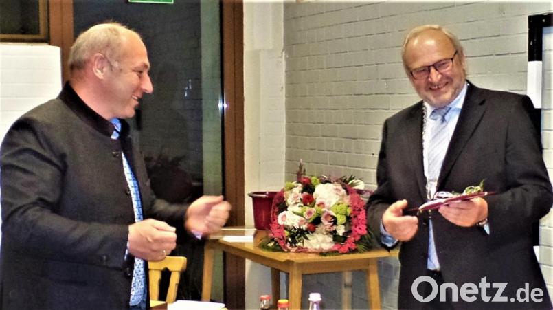 Über den Wellness-Gutschein als Danke der Markträte freut sich Götz besonders. Bild: jml