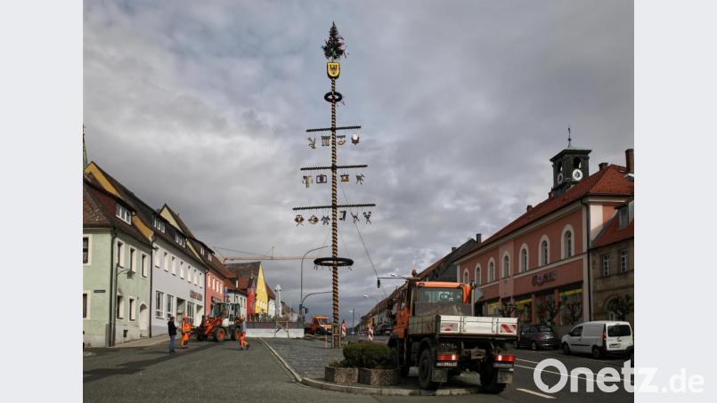 Die Mitarbeiter des städtischen Bauhofs stellten am Unteren Markt sang- und klanglos den Maibaum auf. Bild: JOCHEN NEUMANN 
ERBENDORF
