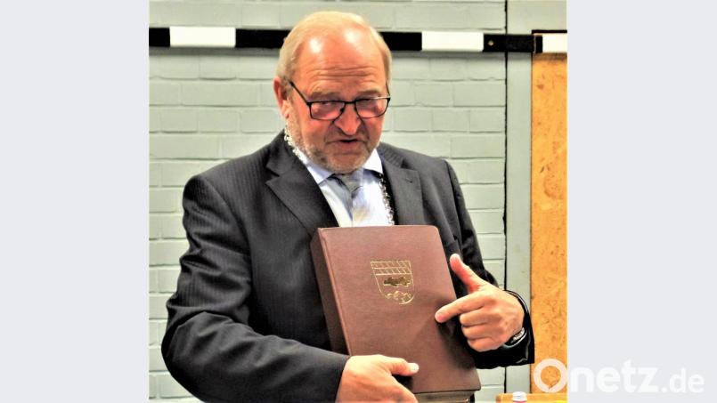 Bürgermeister Rudolf Götz stiftet dem Markt zum Abschied ein repräsentatives Goldenes Buch für wichtige Ereignisse. Bild: jml
