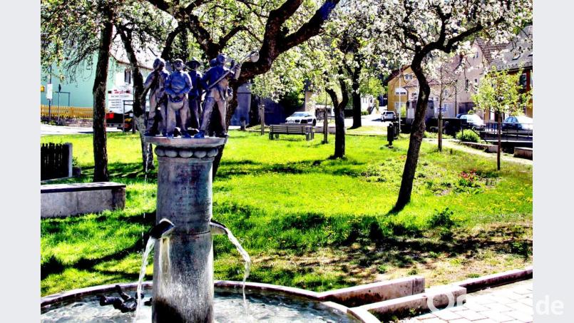 Die Sänger nehmen gerne Eier, Geld oder aufmunternde Getränke für ihre Sangeskunst entgegen. Links unten liegt einer der Oiersinger, der zuviel Alkohol abbekommen hat und deshalb vom Podest gestürzt ist. Bild: ds