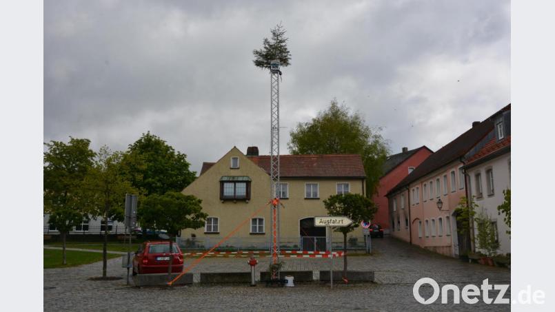 Über Geschmack lässt sich streiten. Am Konnersreuther Therese-Neumann-Platz haben Mitglieder des Burschenvereins diese moderne Version eines Maibaums aufgestellt, der Nachts sogar beleuchtet ist. So sieht Traditionspflege in Zeiten des Coronavirus aus. Bild: jr