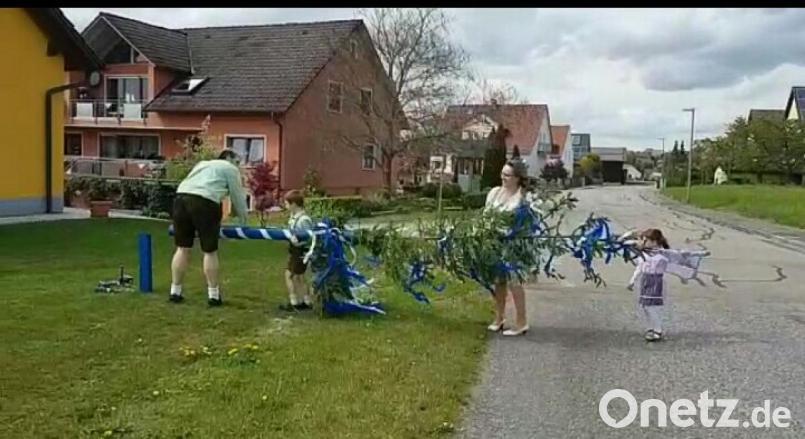 Anita und Markus Ries stellten mit ihren Kindern Franziska und Jakob einen Maibaum auf: Im Familienkreis und im eigenen Garten. Bild: exb