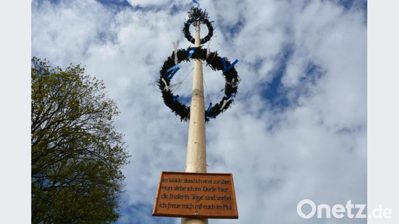 Dieses Schild mit einem Vierzeiler ziert den Maibaum im weißblauen Himmel. Bild: jr